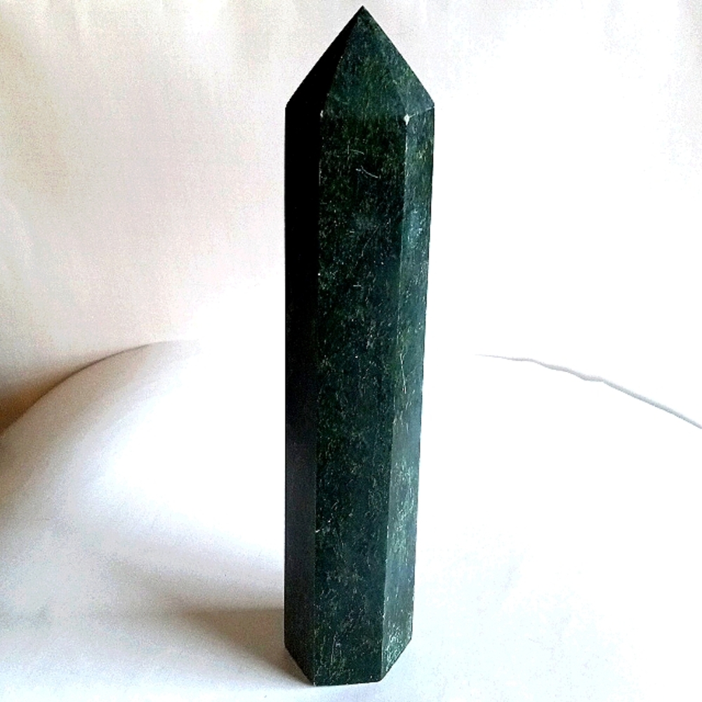 Beautiful Emerald Crystal Tower - Picture 4 of 9